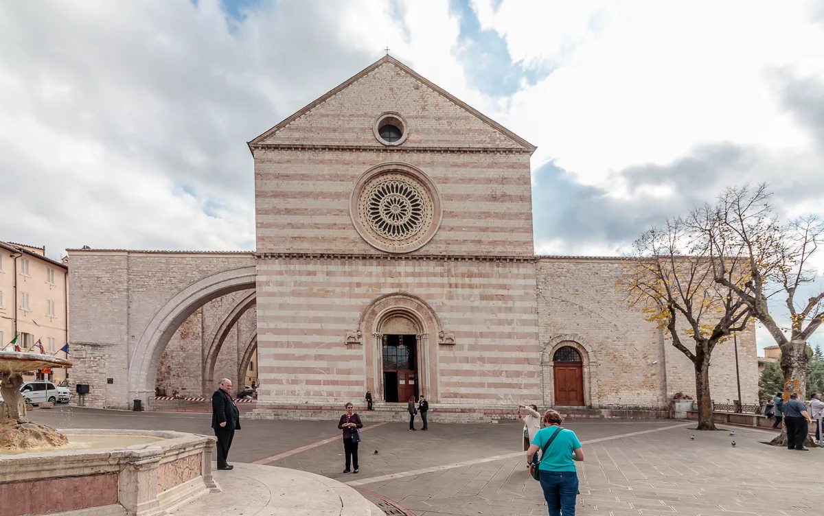 Facade of Basilica di Santa Chiara